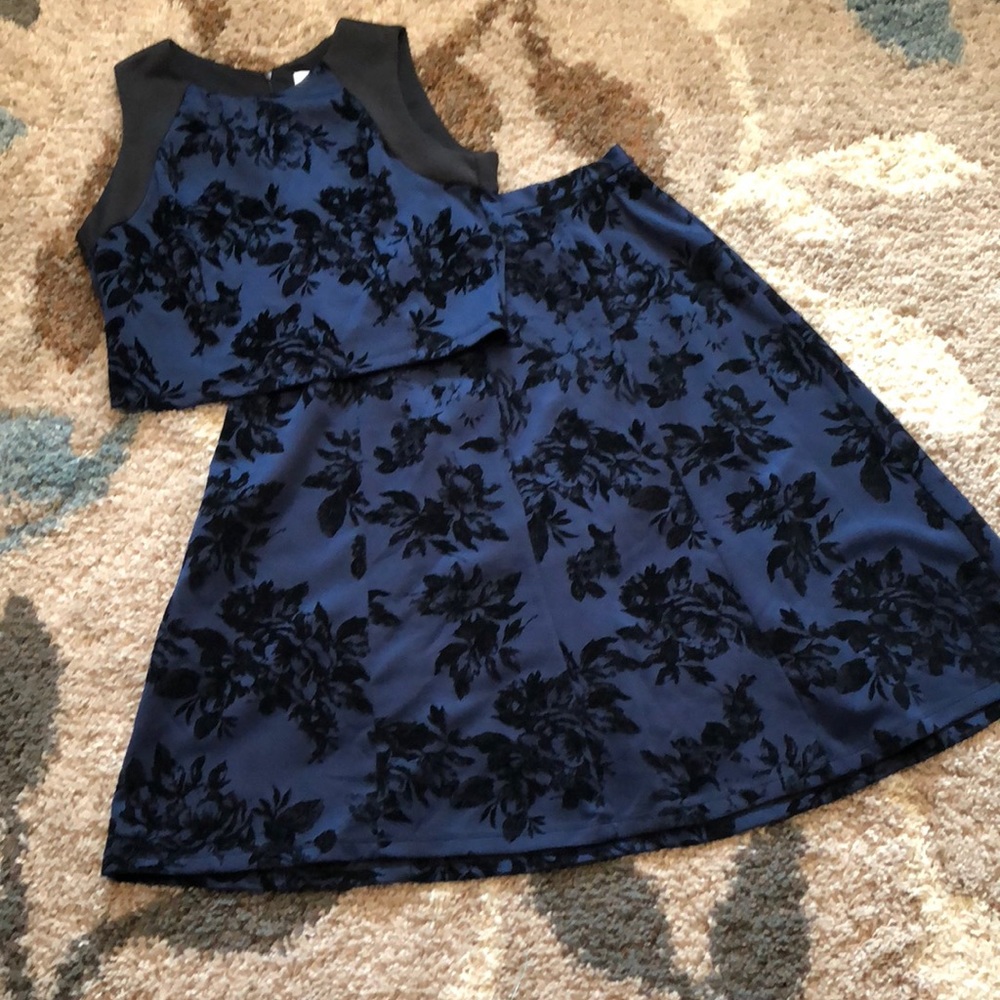 ☄️ 2/$50. GUC. Two piece floral skirt and top